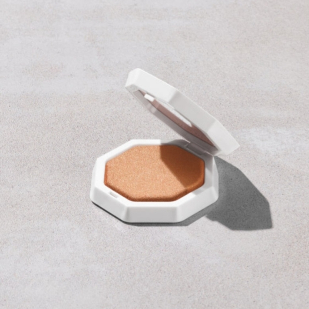 Fenty Beauty Demi' Glow Light Diffusing Highlighter - Trophies In Truffle